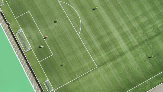 职业足球俱乐部在训练中射门的自上而下的空中镜头。