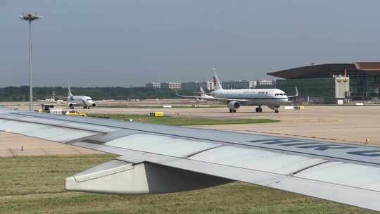 飞机落地北京首都国际机场航站楼跑道视频素材模板下载
