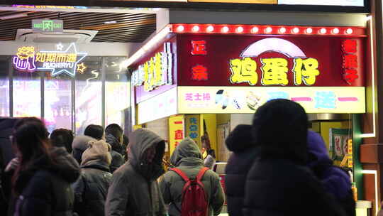 武汉江汉区江汉路步行街雪景