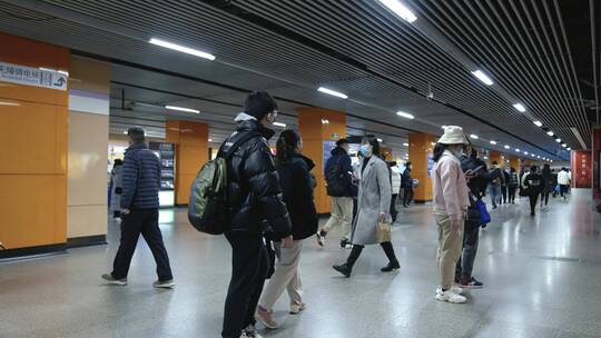 上海地铁进站排队来来往往