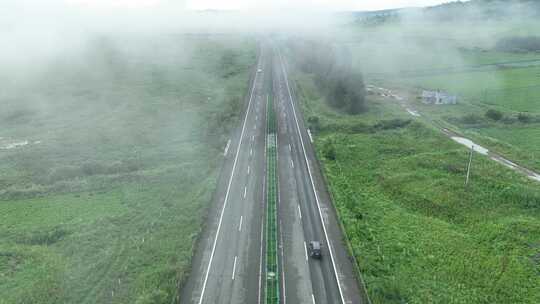 航怕大兴安岭晨雾高速公路行驶的汽车