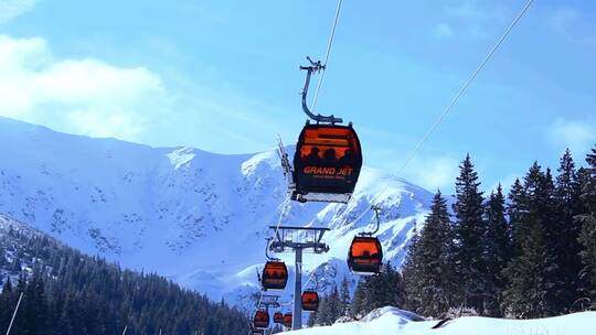 晴朗天气下的滑雪缆车