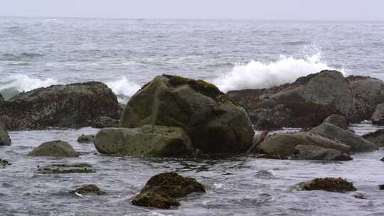 海浪拍打礁石