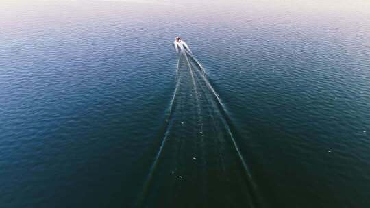 航拍滇池游船与海鸥