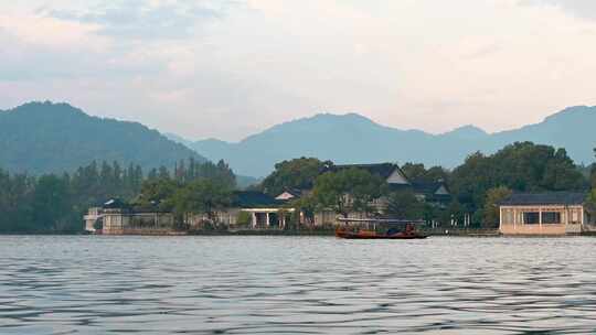 立冬早晨杭州西湖水面与游船水墨画风光视频素材模板下载