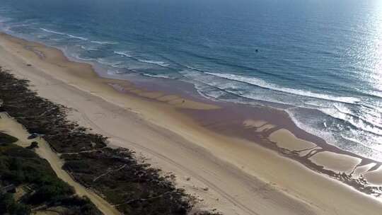 无人机在里斯本南湾的悬崖和海滩上射击