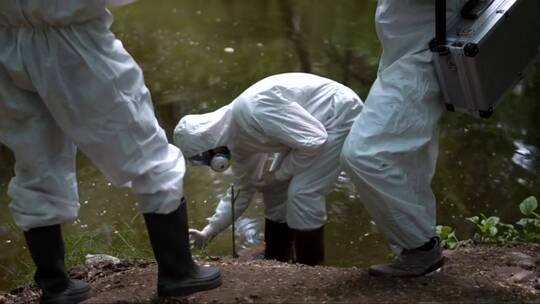 穿着生物危害服收集水的科学家
