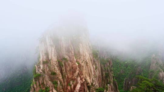 云雾中的黄山风景区航拍奇山怪石