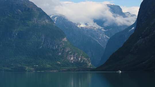 唯美湖泊山谷