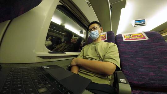 新冠病毒疫情中年男性乘客在高铁上休息