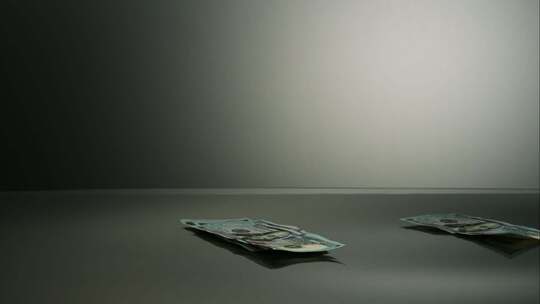 美元的钞票落在反光面上视频素材模板下载