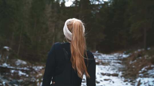 女人，冬天，雪，山