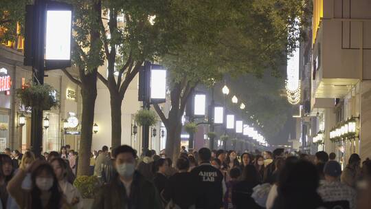 武汉江汉路夜景步行街商业街行人逛街购物