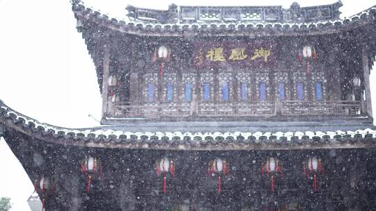 冬天下雪花纷飞古建筑江南园林