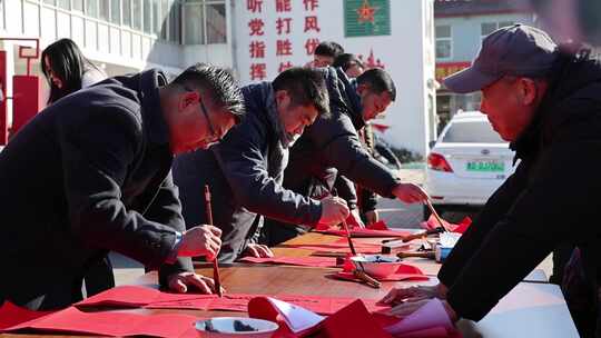 书法家到农村写春联送祝福