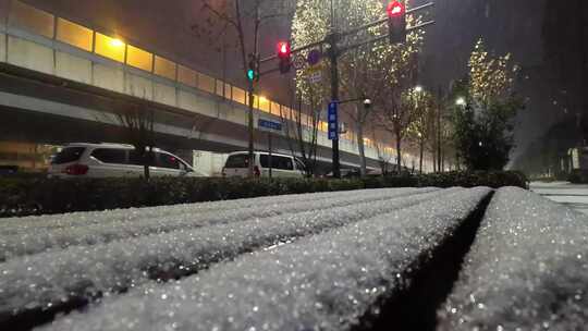 城市下雪红绿灯下