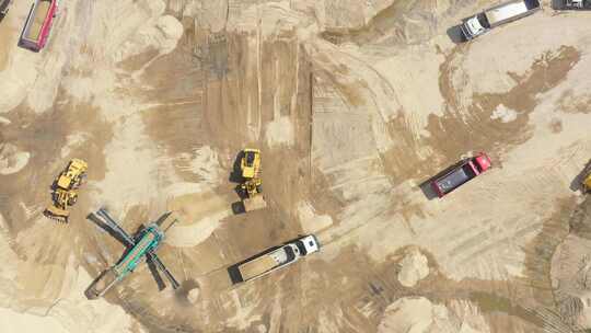 自动输送带上的沙子移动。采矿输送机砂分选。鸟瞰图