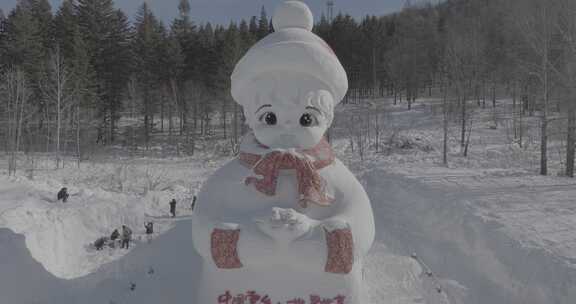 户外巨型雪人塑像雪景