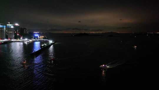 游艇回码头夜景游艇夜晚海上视频素材模板下载