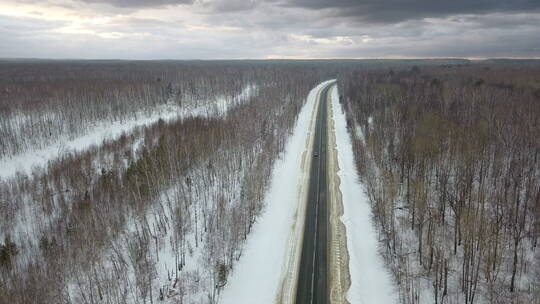 航拍雪地森林里的道路