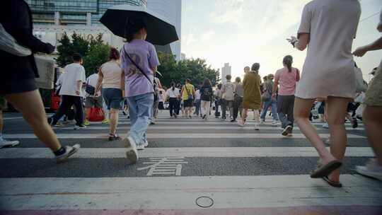 十字路口 夏天过马路 城市空镜 电影感 炎热