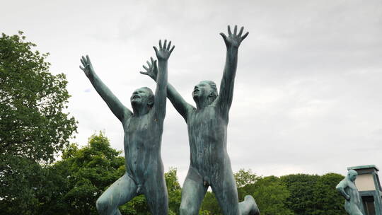 两个男孩手拉手的雕像