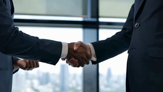商务合作握手达成