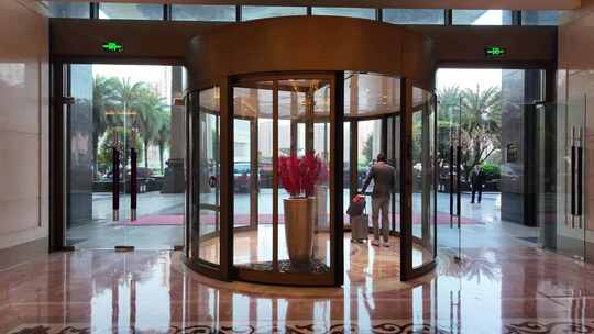 现代建筑酒店旋转门入口