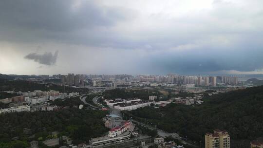 航拍城市暴雨来临乌云密布