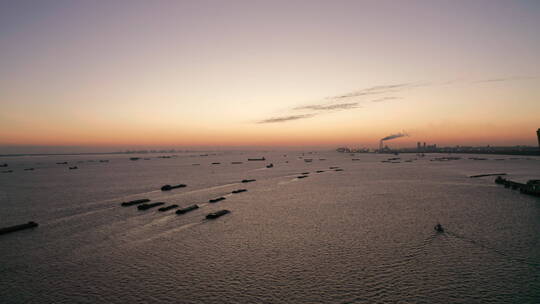 黎明鱼肚白上海长江上行驶的船只