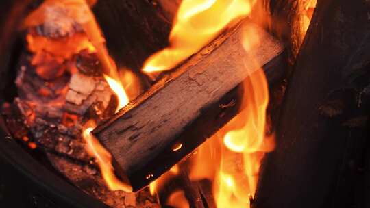 火焰 燃烧 篝火 火苗 木头燃烧视频素材模板下载