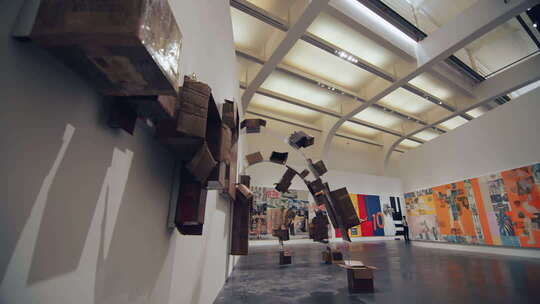 现代艺术展厅内的立体装置与壁画