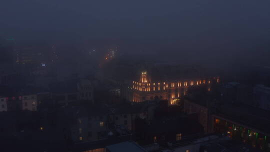 雾蒙蒙的夜晚城市上空