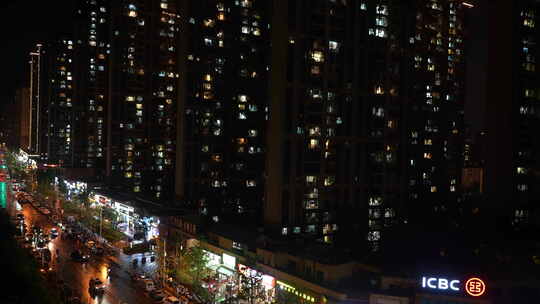 下雨天夜景车流