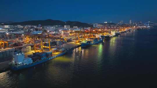 海天码头夜景飞机货船入港集装箱码头物流