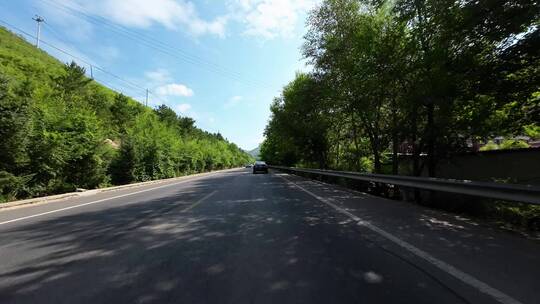 开车视角行驶在公路上  沿途风景