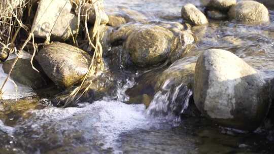 水 小溪 流动 河流 蜿蜒 清澈