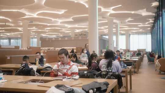 北京城市图书馆看书的人们