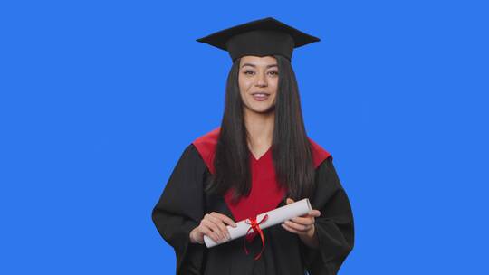 手持毕业证书的女生在面向镜头讲话视频素材模板下载