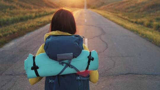 女人在山上徒步旅行