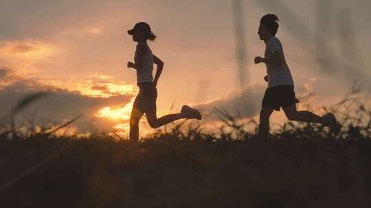 日出山顶年轻人奔跑积极向上户外运动