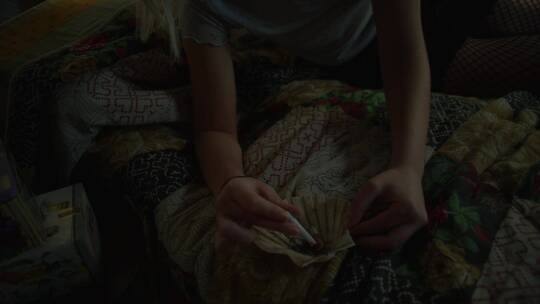 女人在床上玩烟灰缸 视频素材模板下载