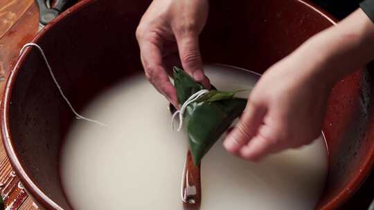 制作中国传统节日端午节特色食品粽子