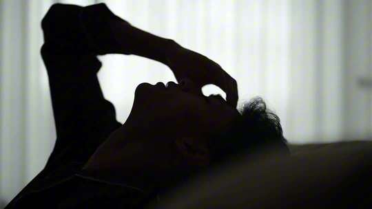 男子失业焦虑担心思考