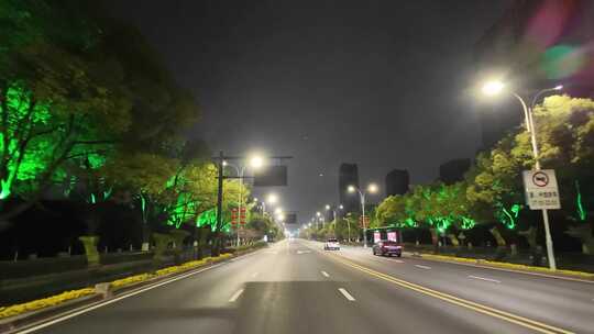 城市夜晚开车第一视角汽车窗外沿途风景马路