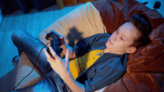 在家玩电子游戏的年轻玩家