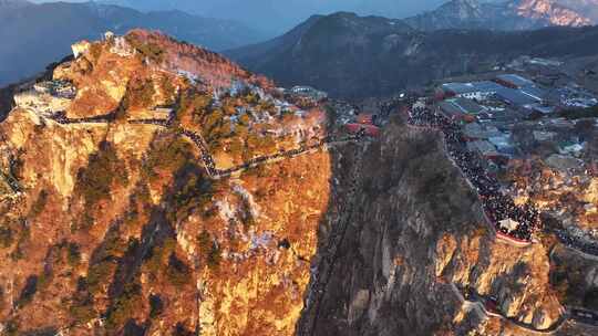 春节期间，泰山景色美，人气旺