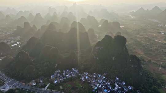 桂林山水日出丁达尔光线美丽的中国风光