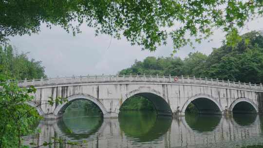 公园拱桥风景