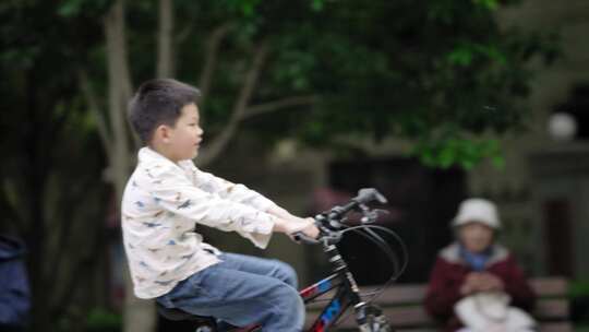 小孩骑单车